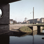 859563 Gezicht op de in aanleg zijnde Kardinaal de Jongweg te Utrecht, vanonder het spoorviaduct. Met op de achtergrond ...